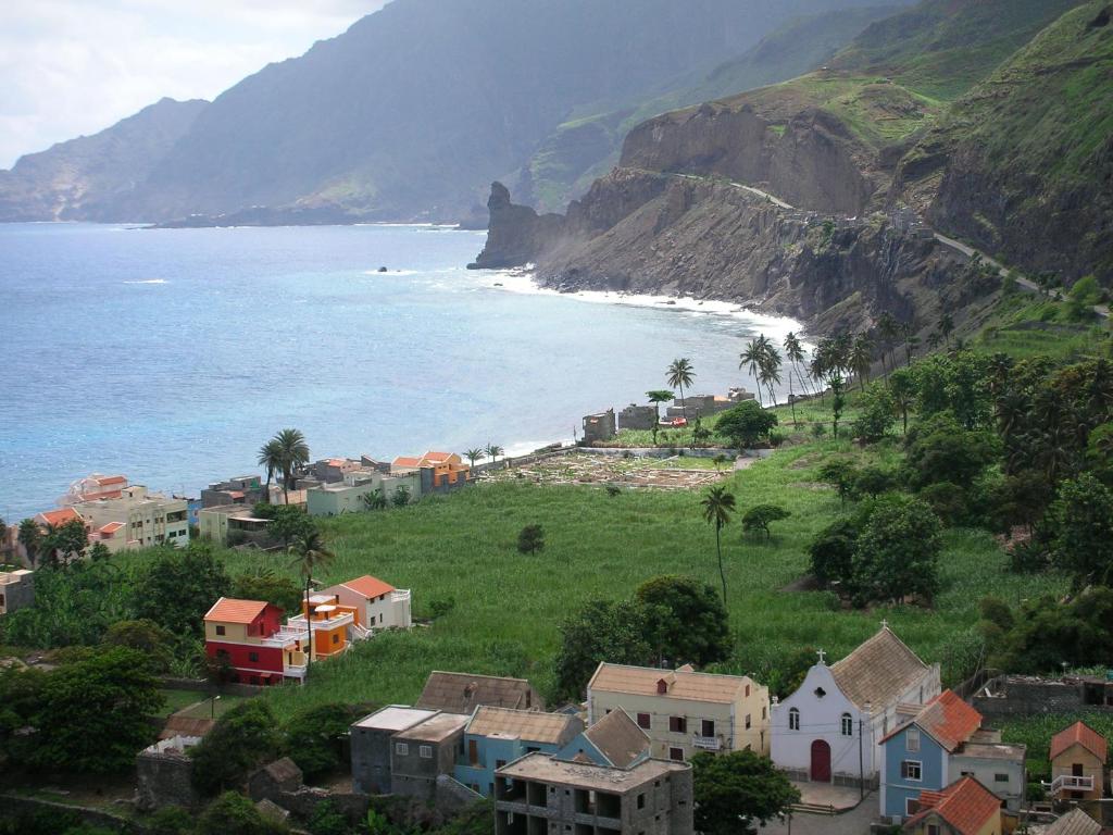 un pequeño pueblo en una colina junto al océano en Aldeia Jerome en Paul