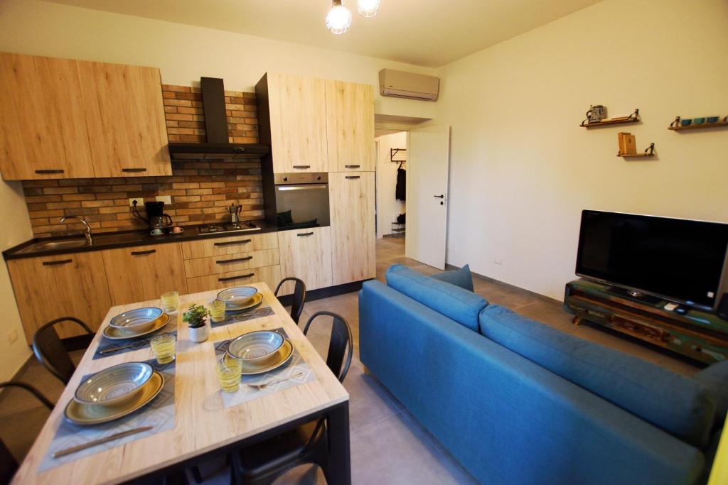ein Wohnzimmer mit einem blauen Sofa und einem Tisch in der Unterkunft La casetta di Anastasia in Rom