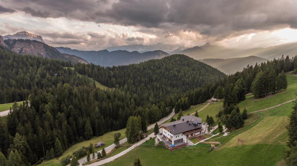 una vista aérea de una casa en las montañas en Alpine Hotel Gran Foda' en San Vigilio Di Marebbe
