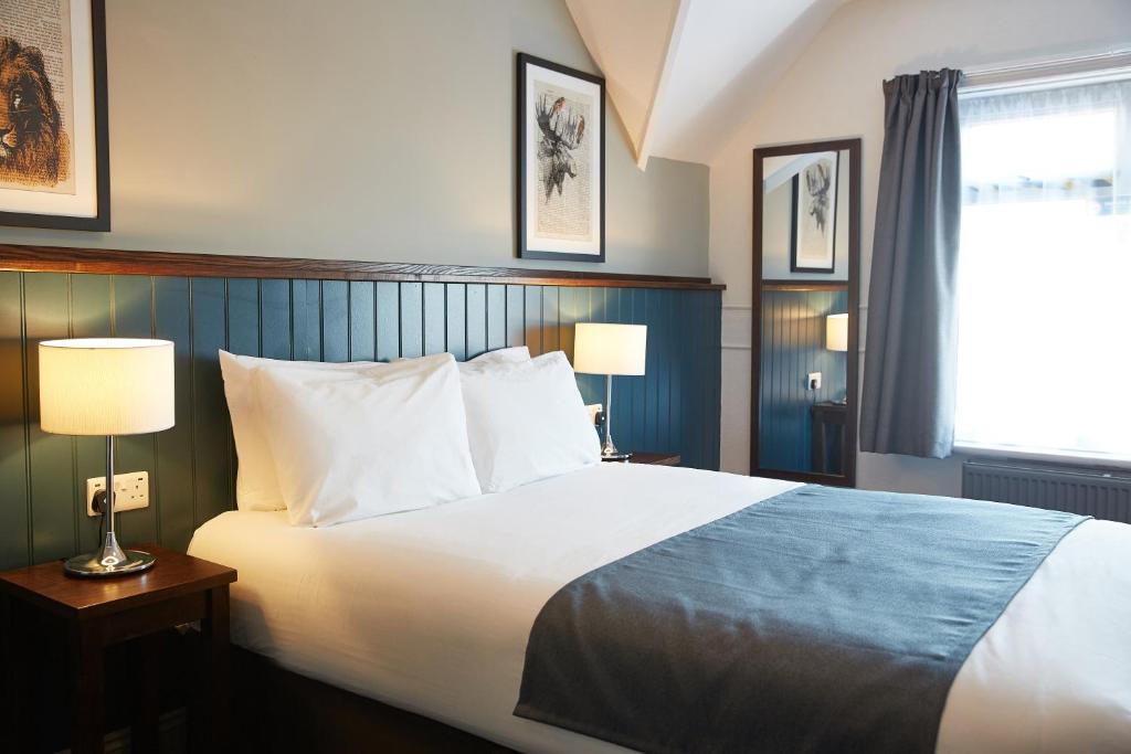 En eller flere senge i et værelse på The Spyglass & Kettle by Greene King Inns