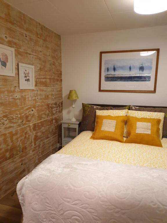 Postel nebo postele na pokoji v ubytování Les Hirondelles, appartement de vacances avec terrasse et coin grillades