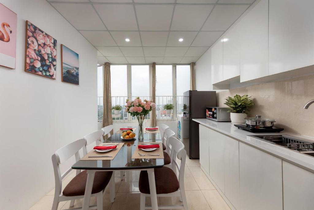 - une cuisine avec une table et des chaises dans la chambre dans l'établissement Pegasy Apartment Westlake, à Hanoï