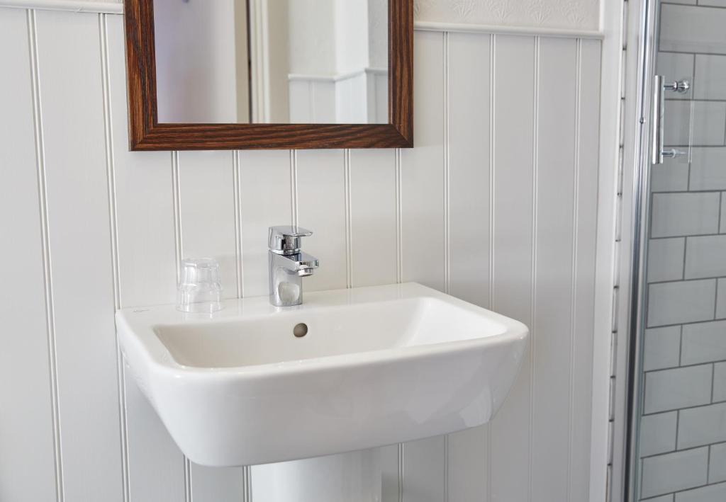 The Spyglass & Kettle by Greene King Inns - Resim 21