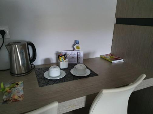 Příslušenství pro přípravu čaje a kávy v ubytování Logis Hotel Schaeffer- Restaurant Le Saint Georges