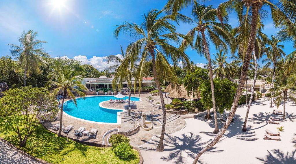 - une vue aérienne sur la piscine du complexe bordée de palmiers dans l'établissement Diamonds Dream of Africa, à Malindi