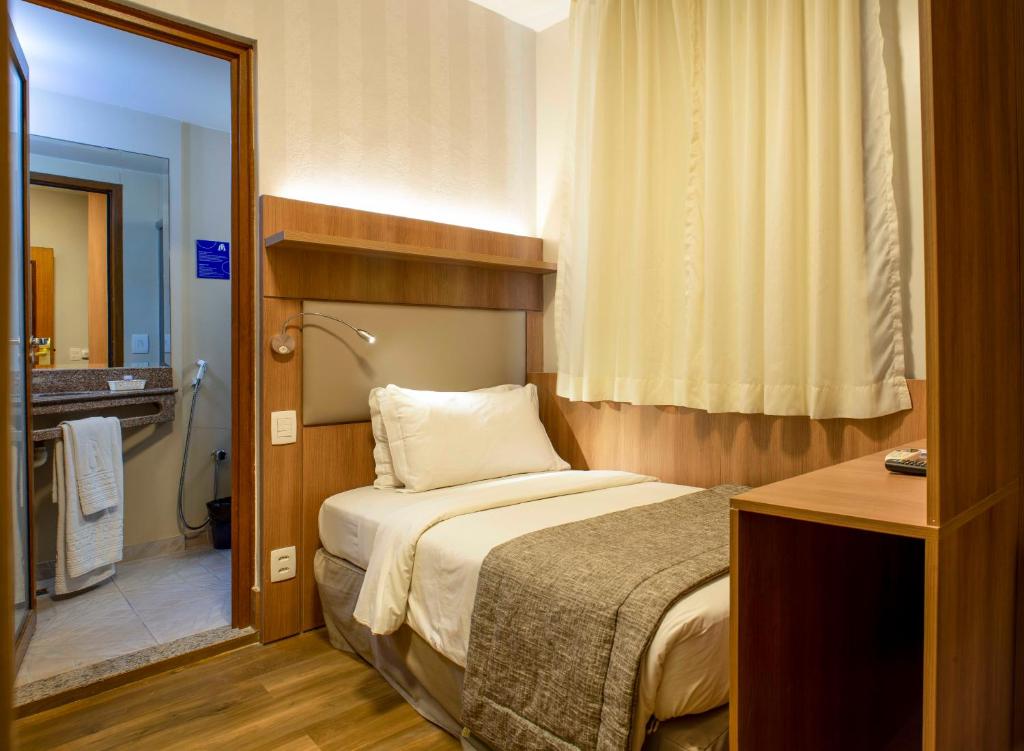 Una cama o camas en una habitación de Hotel Astoria Copacabana