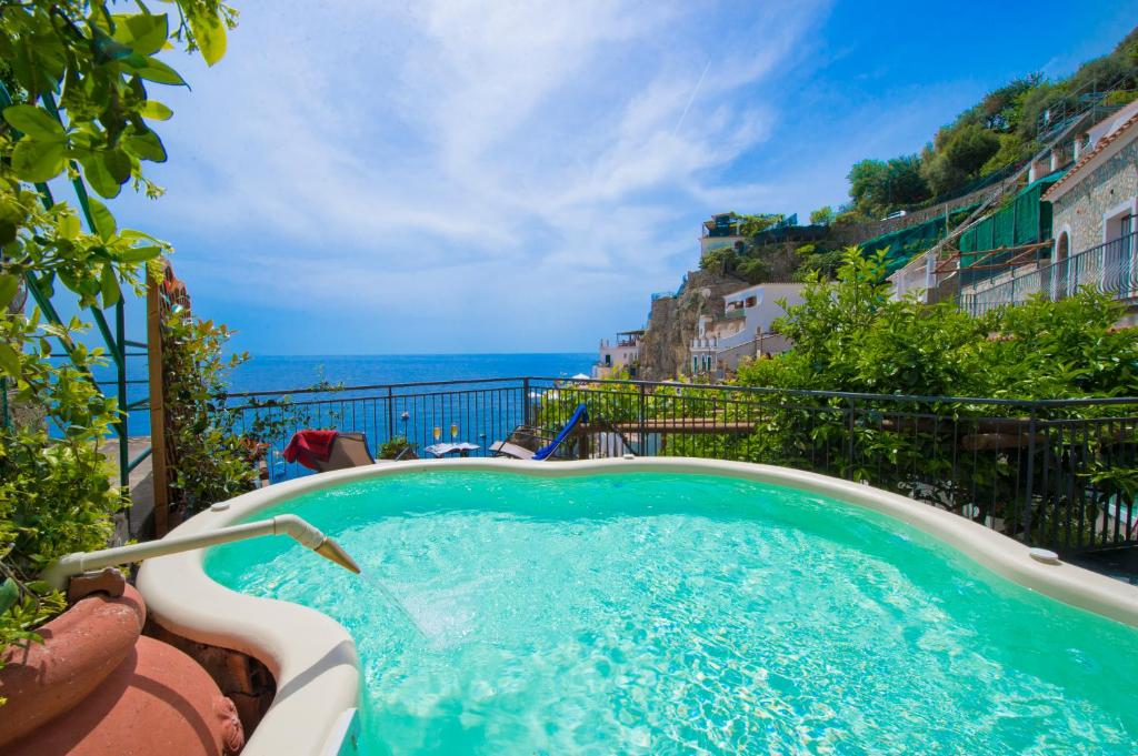 プライアーノにあるVilla Asciolaの海の景色を望むスイミングプール