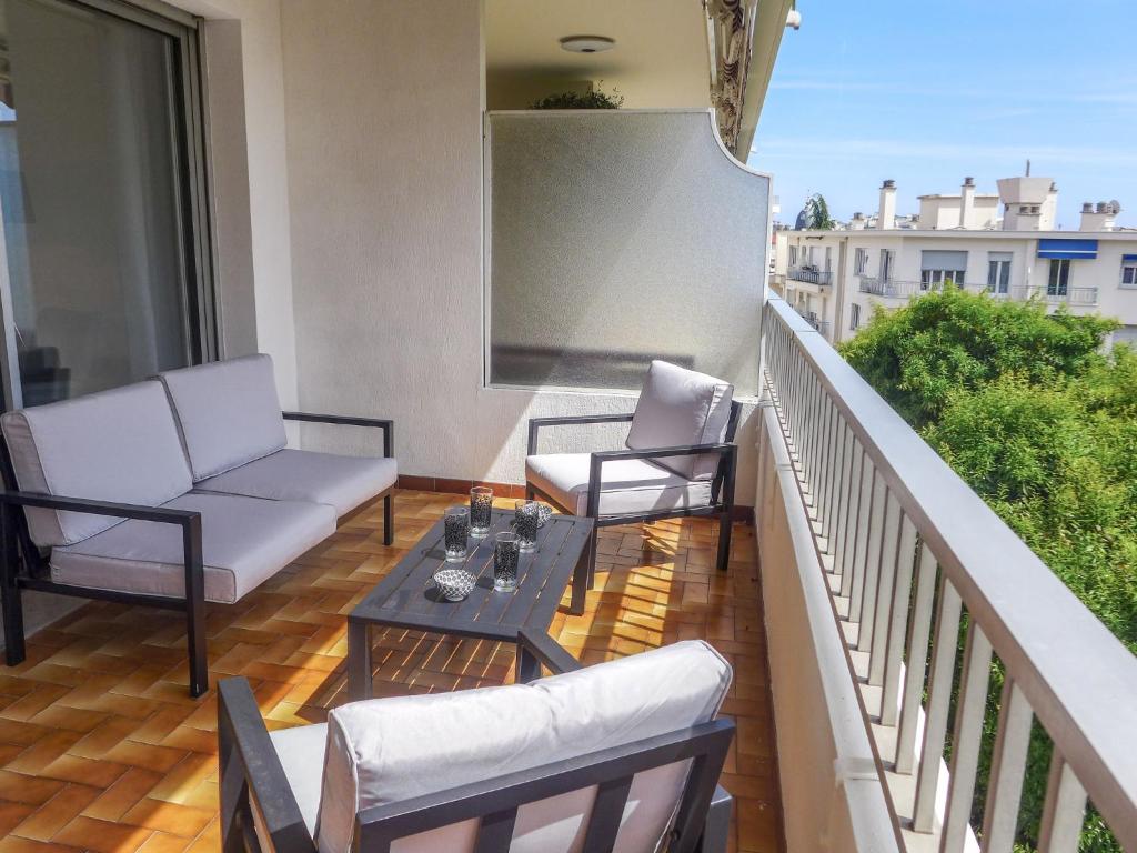 d'un balcon avec un canapé, des chaises et une table. dans l'établissement Apartment Le Clos tranquille by Interhome, à Nice