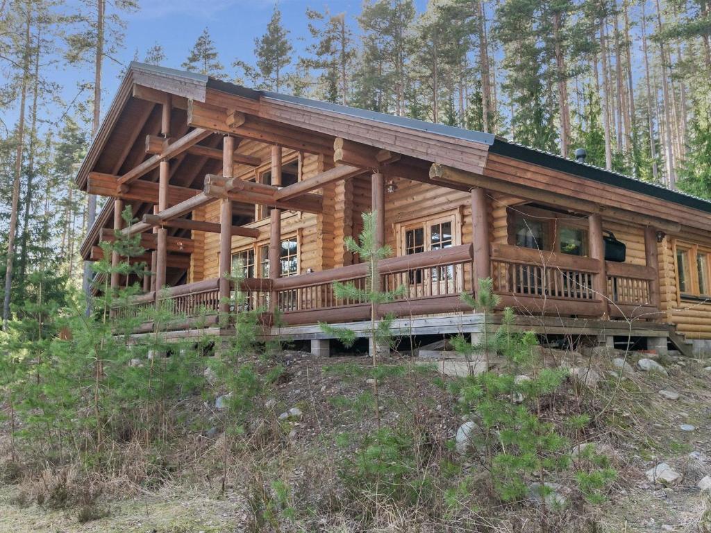 uma grande cabana de madeira na floresta em Holiday Home Aleksinrinne by Interhome em Asikkala