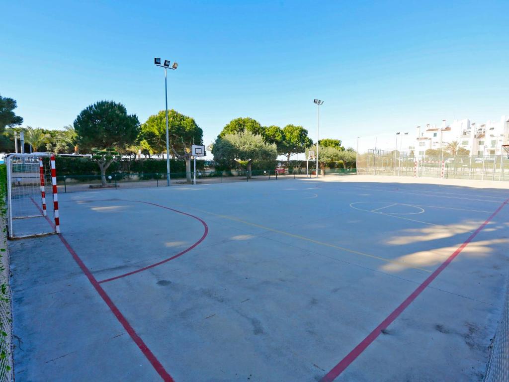 Tenis alebo squash v ubytovaní Holiday Home Sol Cambrils Park-6 by Interhome alebo jeho okolí