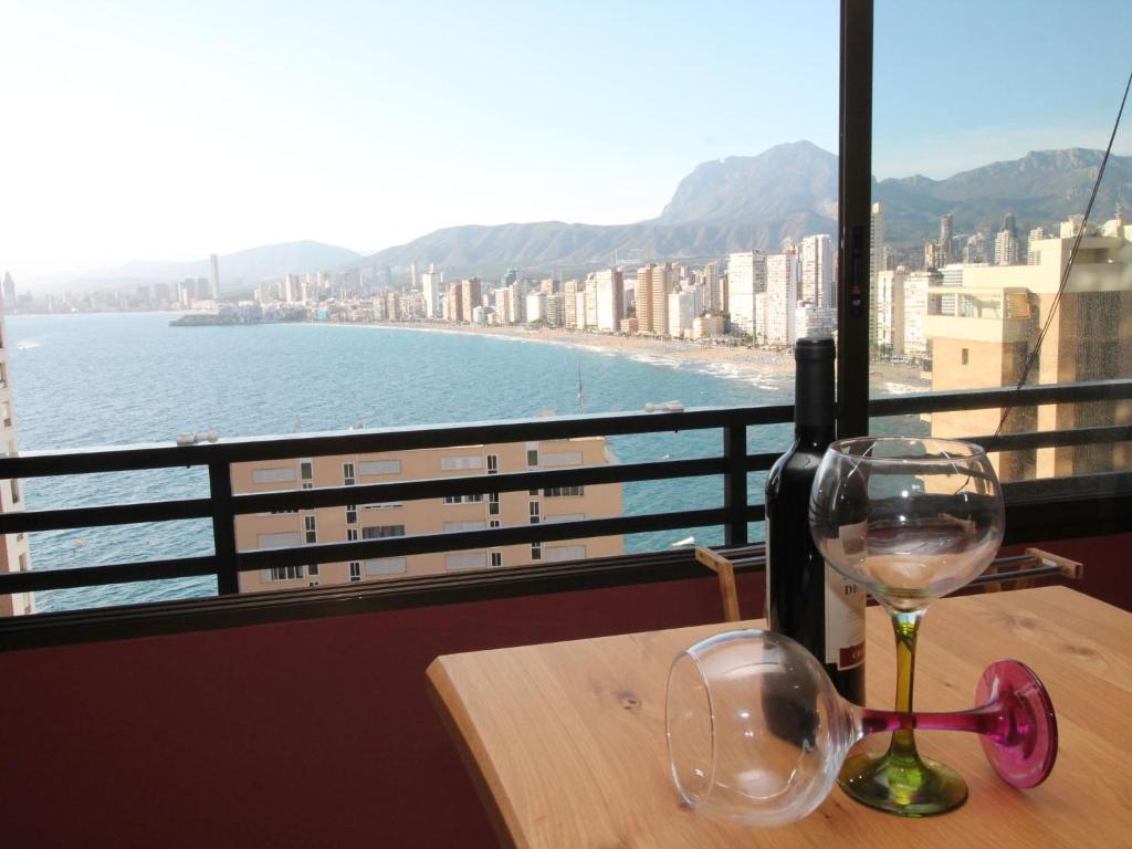 - un verre de vin assis sur une table avec vue sur l'eau dans l'établissement Apartment Trinisol II Playa by Interhome, à Benidorm