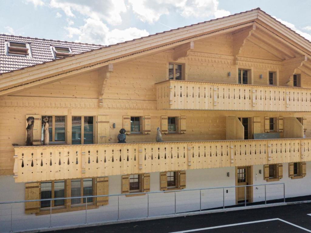 ein Gebäude mit Balkon darüber in der Unterkunft Apartment Grace by Interhome in Gstaad