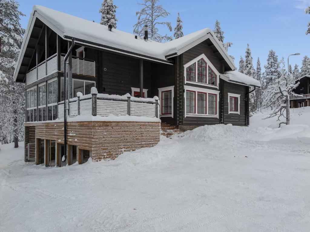 une maison avec de la neige devant elle dans l'établissement Holiday Home Rölli 2 by Interhome, à Äkäslompolo