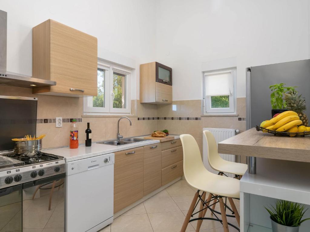 Kuchyň nebo kuchyňský kout v ubytování Holiday Home Casetta Filip by Interhome