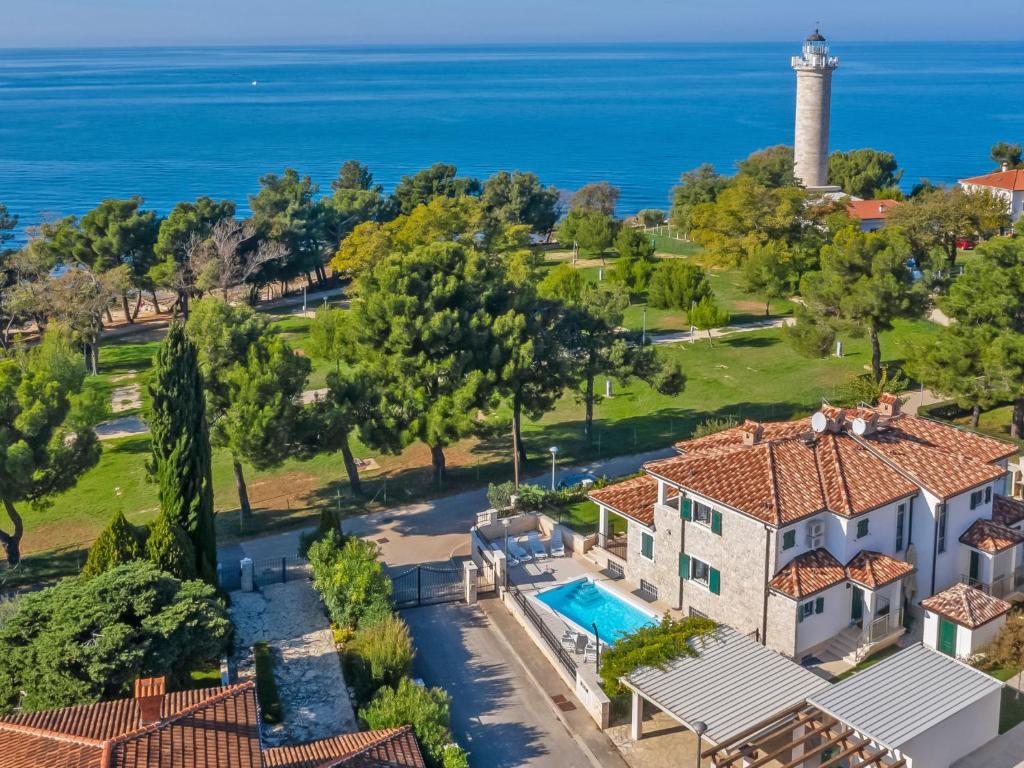 eine Luftansicht eines Hauses mit einem Leuchtturm in der Unterkunft Holiday Home Villa Beach Front by Interhome in Savudrija