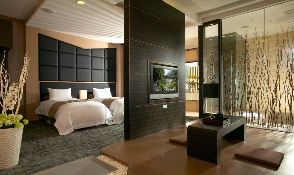 頭城的住宿－Hofi Villa 和風飯店，一间带大床的卧室和一间带