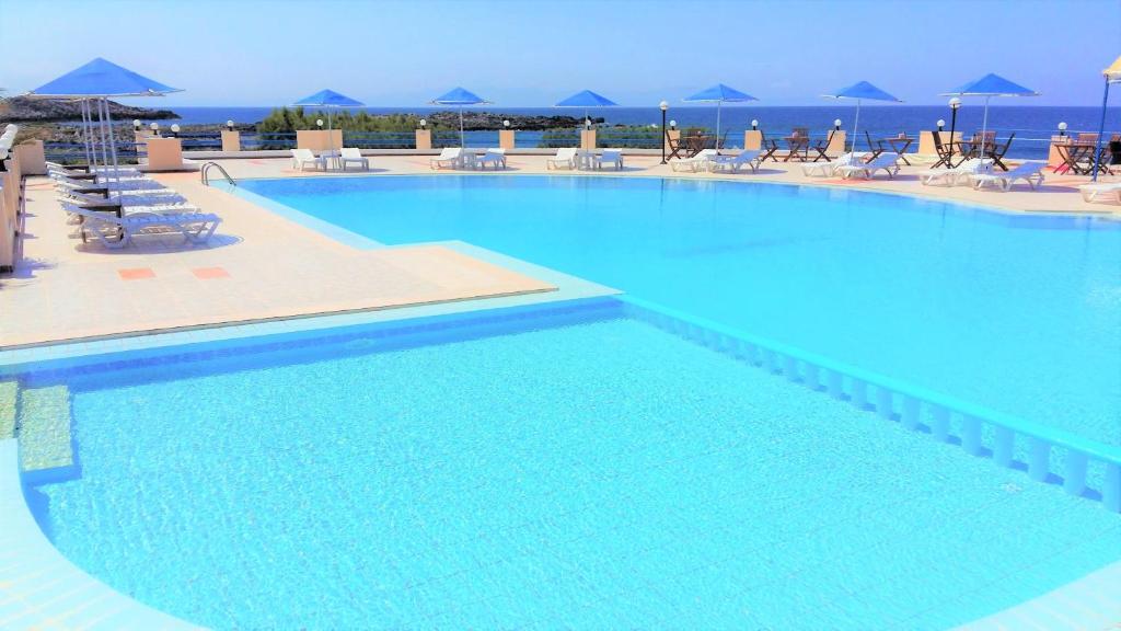 Πισίνα στο ή κοντά στο Zorbas Beach Village Hotel