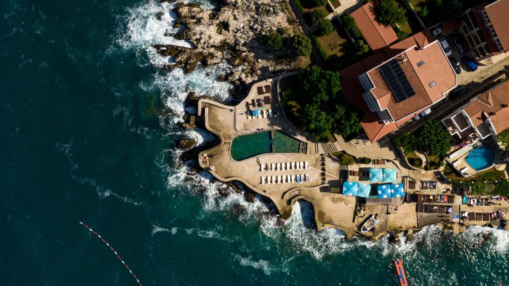 Bazén v ubytování Hotel R nebo v jeho okolí