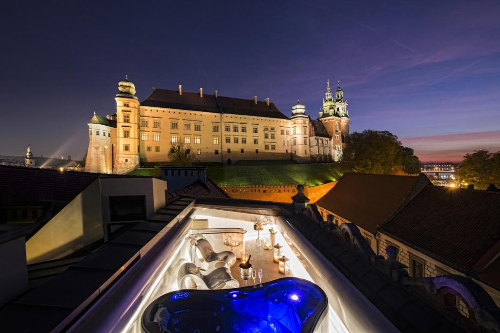 un grande edificio con vasca da bagno di fronte ad esso di Kanonicza 22 a Cracovia