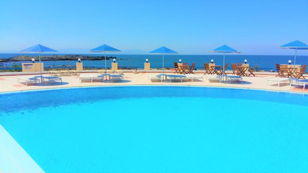 Bazén v ubytovaní Zorbas Beach Village Hotel alebo v jeho blízkosti