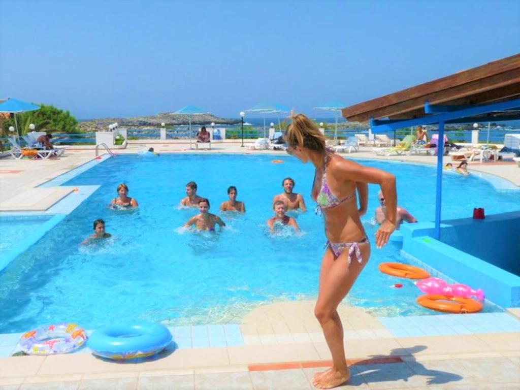 Bazén v ubytovaní Zorbas Beach Village Hotel alebo v jeho blízkosti