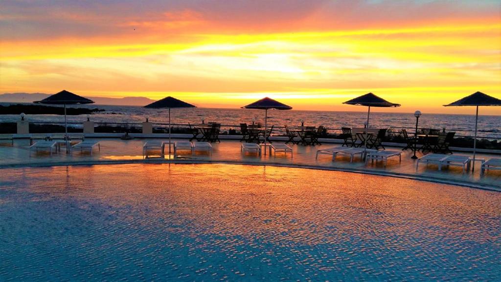 Bazén v ubytovaní Zorbas Beach Village Hotel alebo v jeho blízkosti