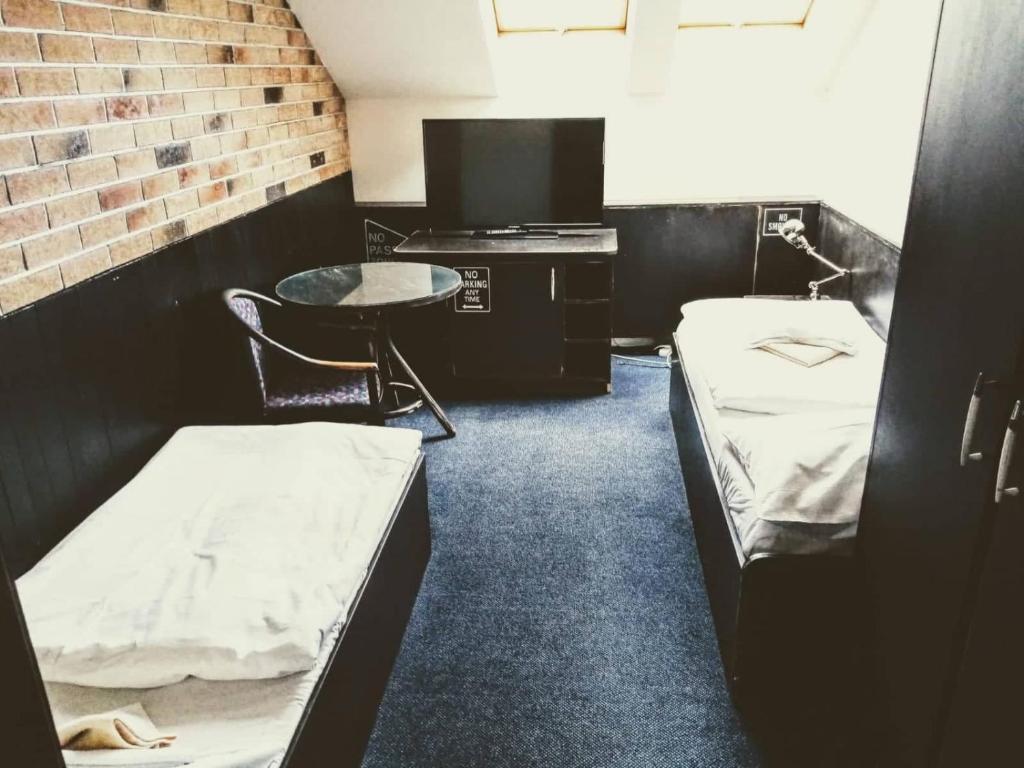 Postel nebo postele na pokoji v ubytování Hotel Chicago