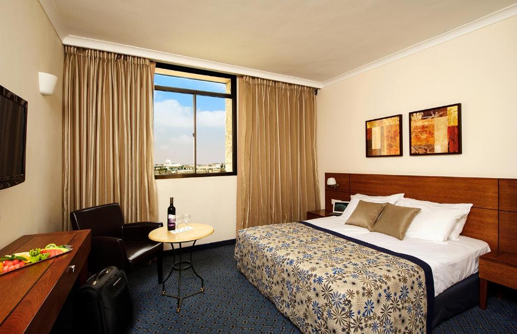 Postel nebo postele na pokoji v ubytování Caesar Premier Jerusalem Hotel