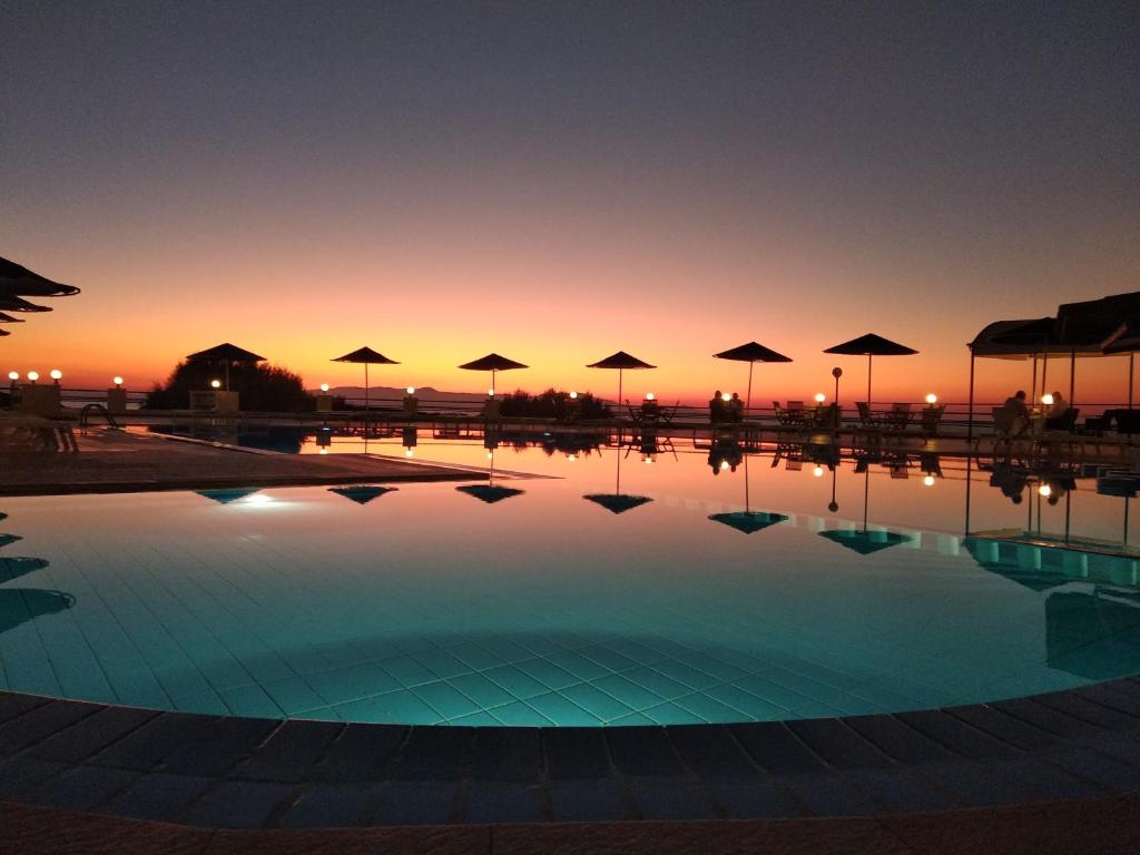 Bazén v ubytovaní Zorbas Beach Village Hotel alebo v jeho blízkosti