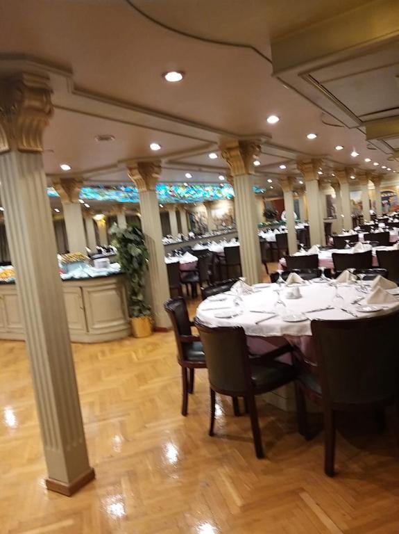 Restaurace v ubytování King Tut I Nile Cruise - Every Monday 4 Nights from Luxor - Every Friday 7 Nights from Aswan