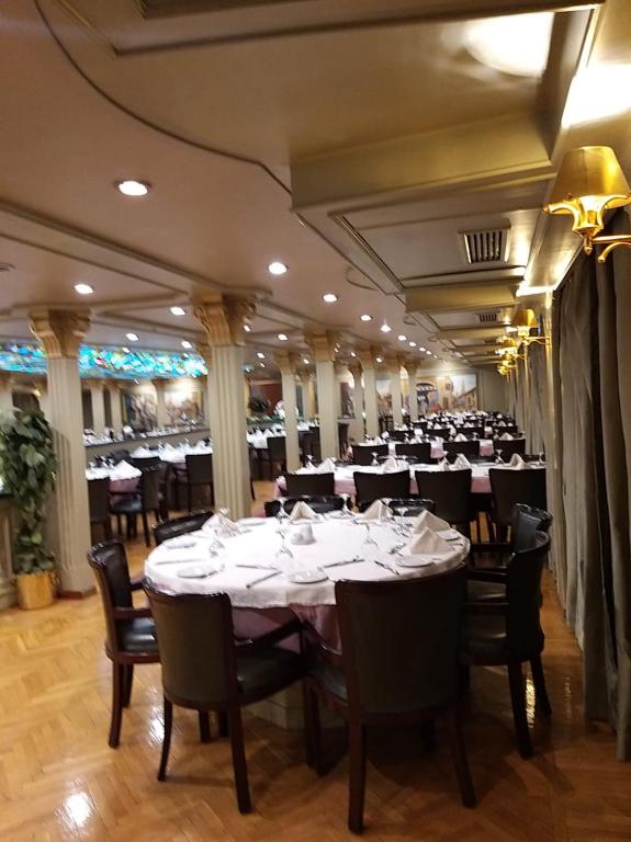 Restaurace v ubytování King Tut I Nile Cruise - Every Monday 4 Nights from Luxor - Every Friday 7 Nights from Aswan