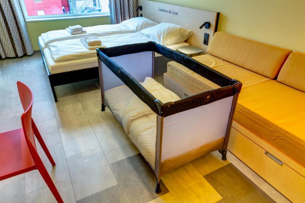 Postel nebo postele na pokoji v ubytování MEININGER Hotel Lyon Centre Berthelot