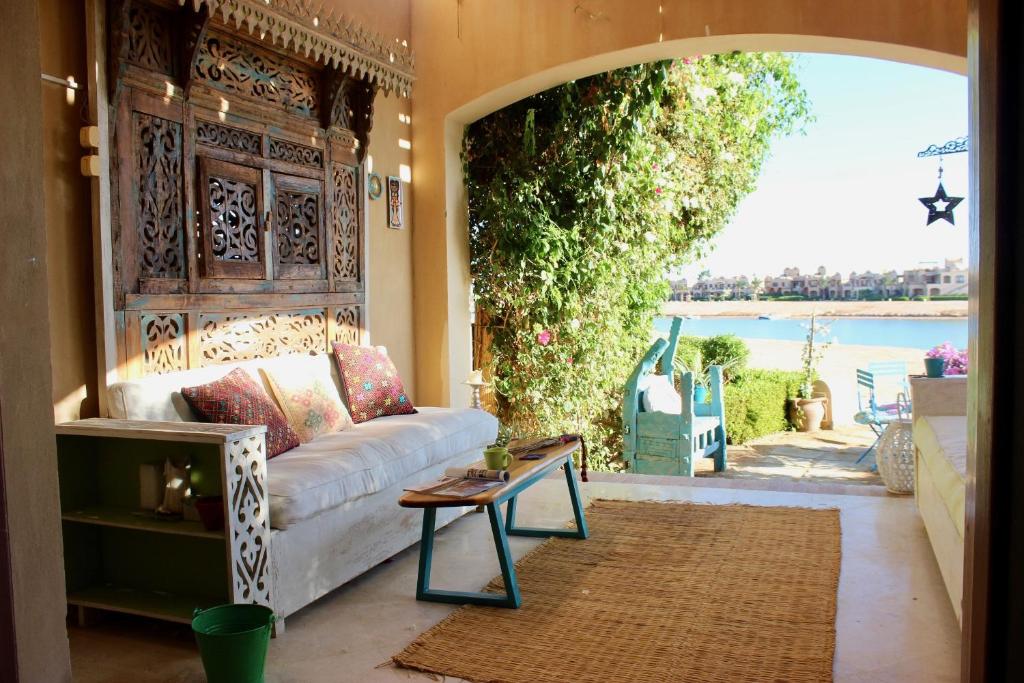 - un salon avec un canapé et une table dans l'établissement Beit Matta, à Hurghada