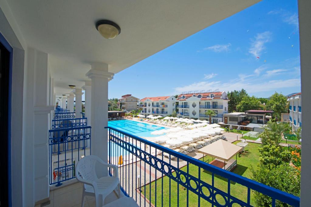 Bazén v ubytování Belcekum Beach Hotel nebo v jeho okolí
