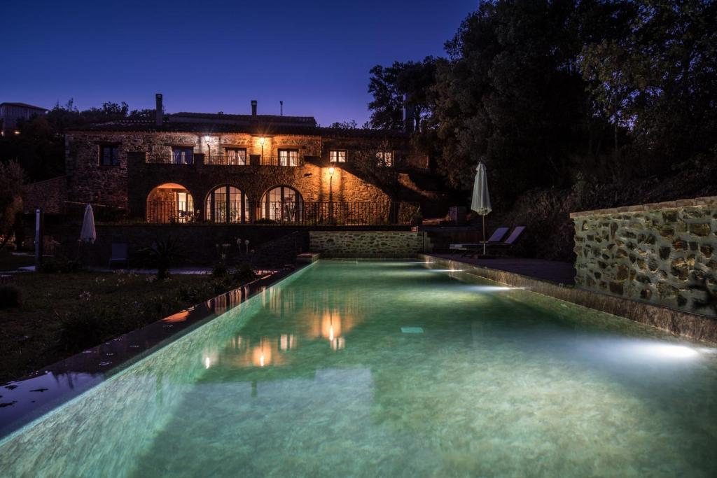 Bazén v ubytování LE MAS DES COLOMBES Chambres d'hôtes B&B & SPA nebo v jeho okolí