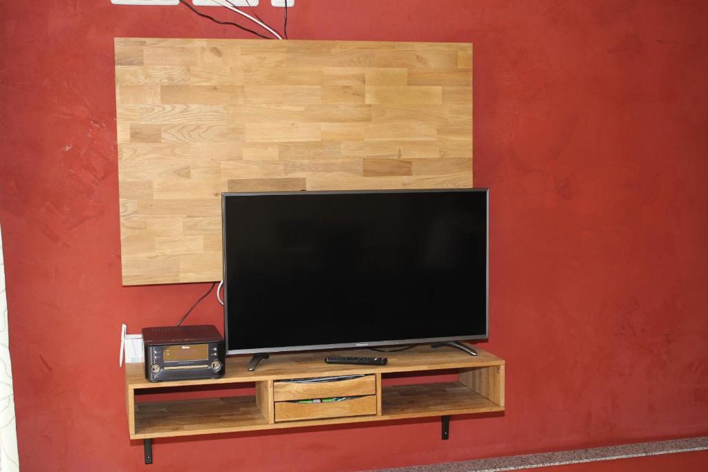 Una televisión o centro de entretenimiento en FeWo am Schlossberg