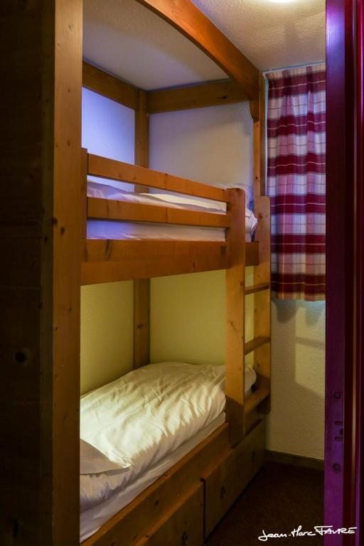 a couple of bunk beds in a room at Les Alpages De Val Cenis by Resid&amp;co in Lanslebourg-Mont-Cenis
