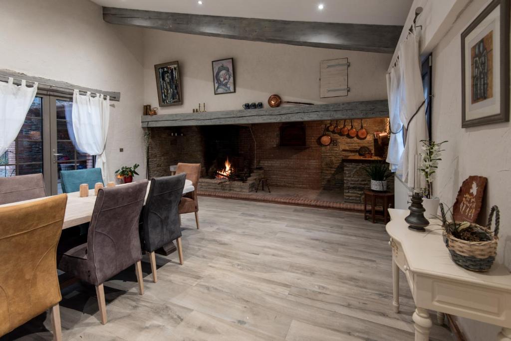 Posezení v ubytování LE MAS DES COLOMBES Chambres d'hôtes B&B & SPA