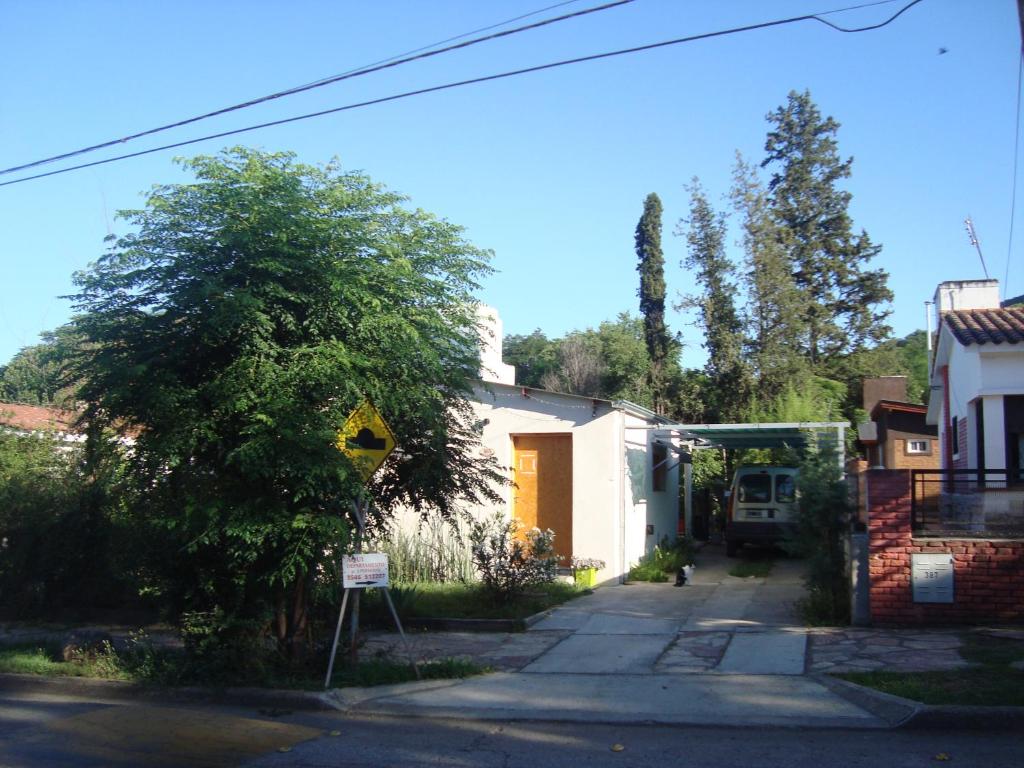 una pequeña calle con una casa y un árbol en Alojamiento Dell Acqua en Santa Rosa de Calamuchita