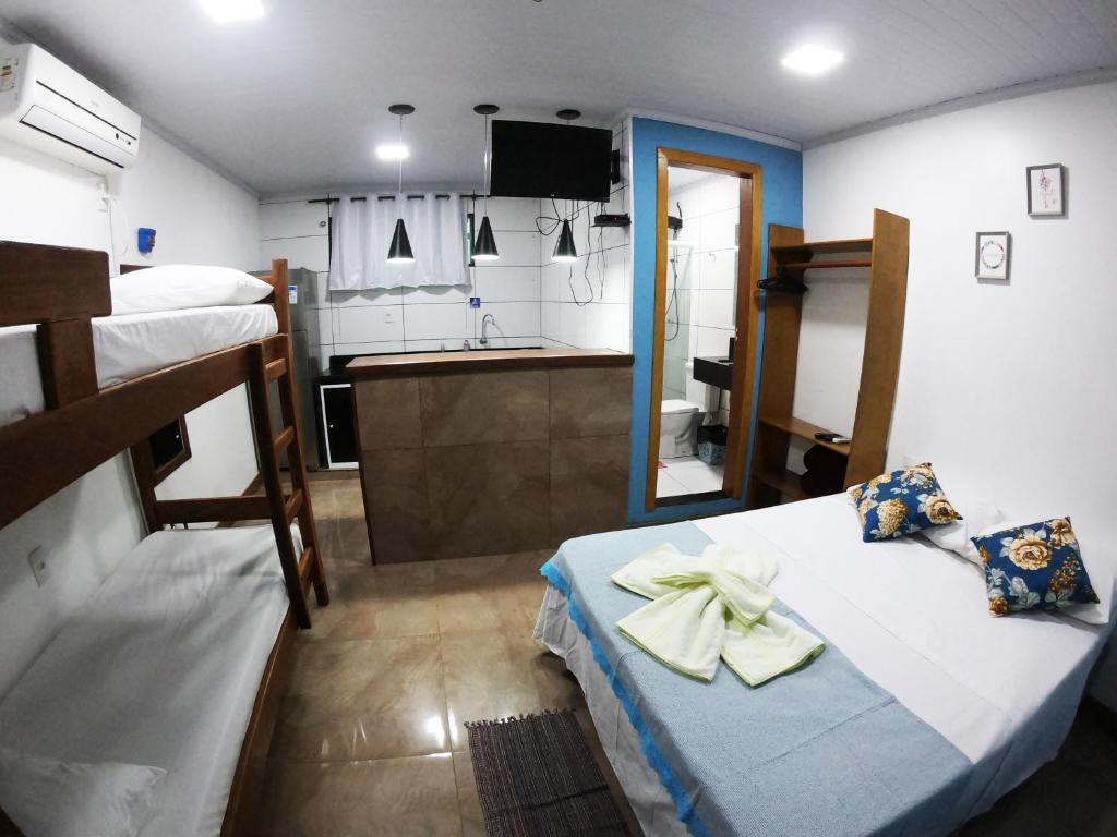 een kleine kamer met een bed en een keuken bij Casa da Ilha in Abraão