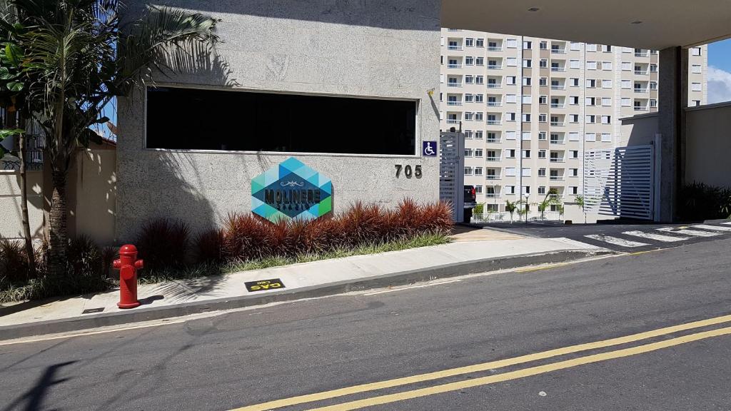 a red fire hydrant on the side of a building at Apto 3 QUARTOS NA GLORIA - 102 in Macaé