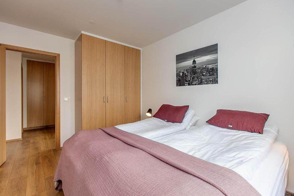 Postel nebo postele na pokoji v ubytování Tyr Apartments by Heimaleiga