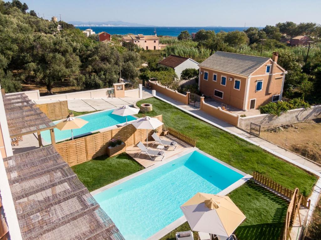 Bazén v ubytování Reiki Villas Erikousa nebo v jeho okolí
