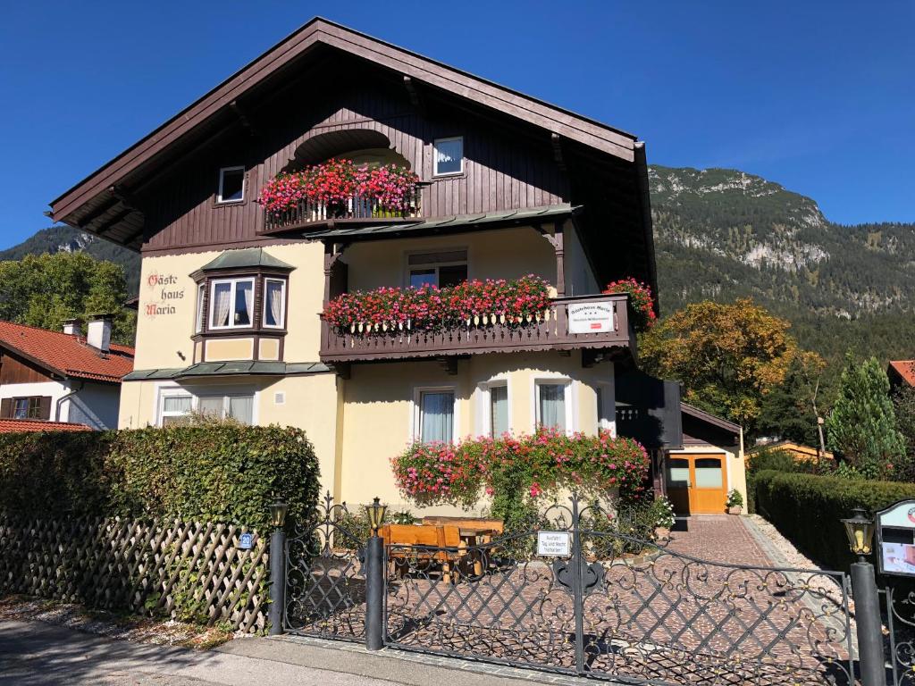 ein Haus mit Blumenkästen auf der Vorderseite in der Unterkunft Gästehaus Maria in Garmisch-Partenkirchen