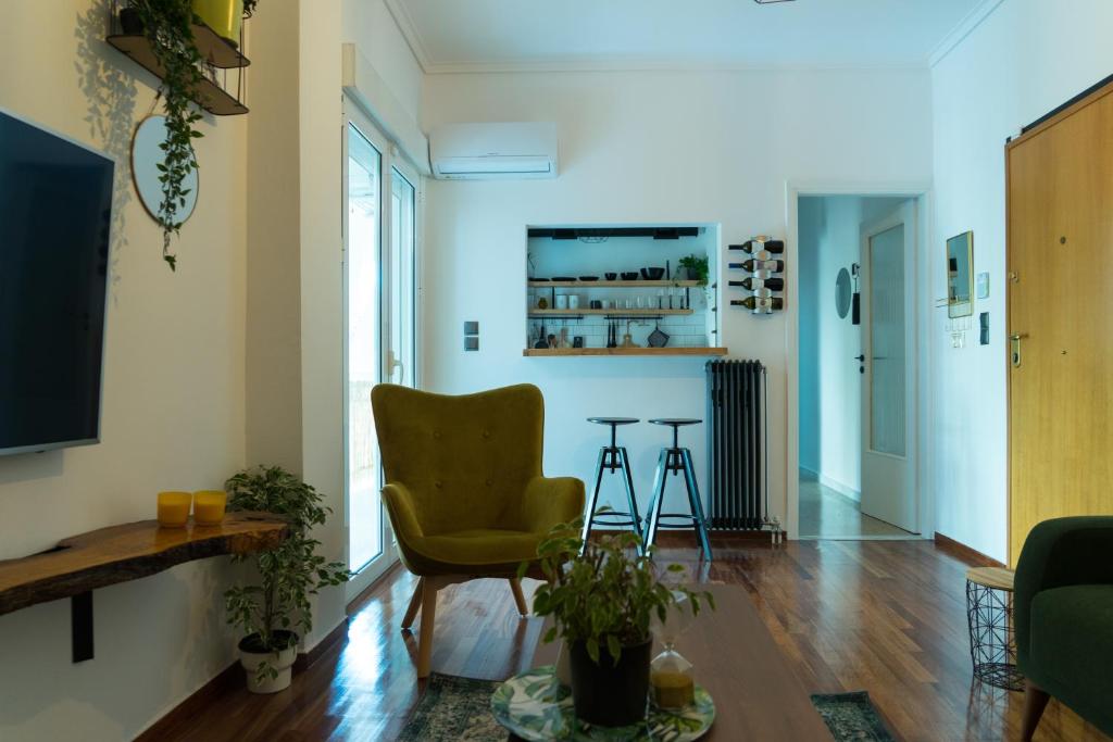 salon z żółtym krzesłem i stołem w obiekcie A10 SecretHouse w Atenach