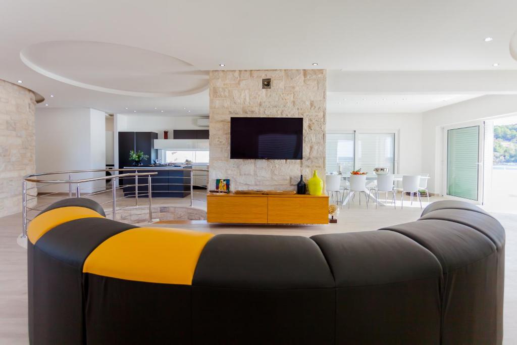 a living room with a couch and a tv at Villa Soleil in Vela Luka
