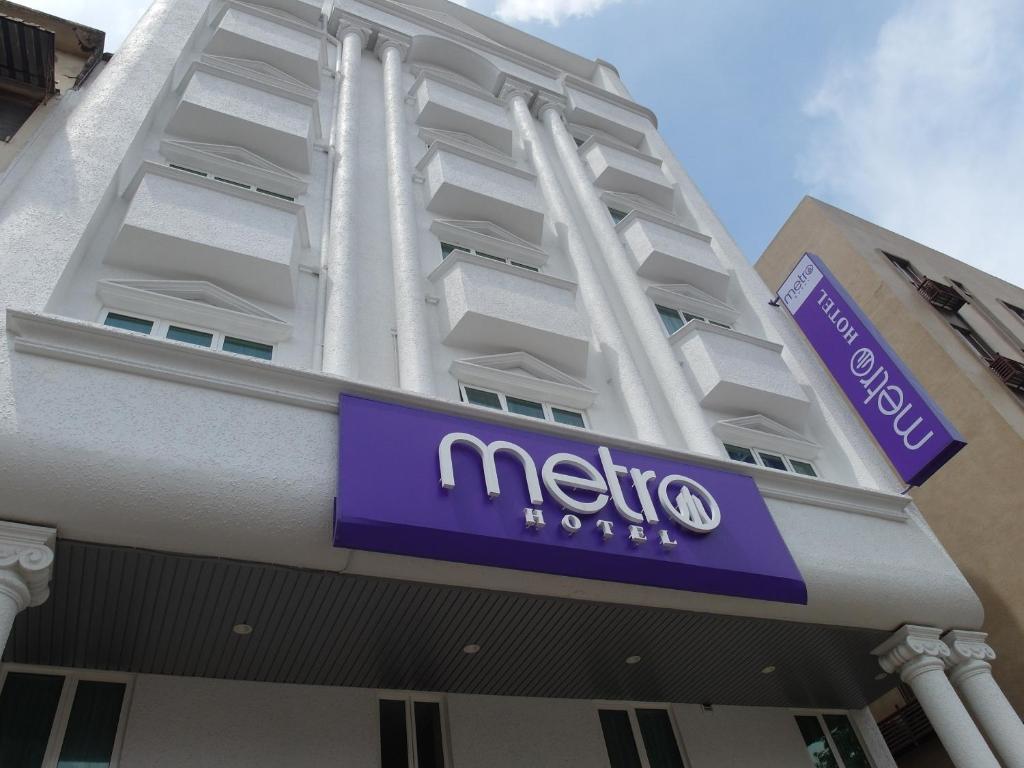 una señal de hotel mica en el lateral de un edificio en Metro Hotel @ KL Sentral, en Kuala Lumpur