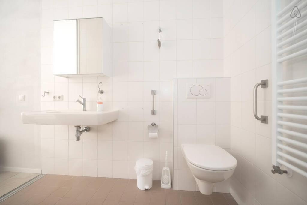 オーストカペッレにあるStudio Broeckestraat 12の白いバスルーム(トイレ、シンク付)
