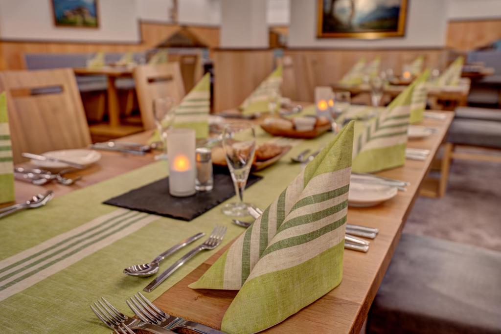 Restaurace v ubytování Alpenbad Hotel Hohenhaus