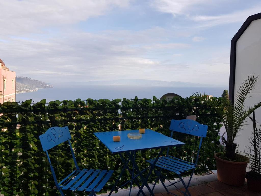 タオルミーナにある"Sea-See" Studio Taormina Center - Bellissima Vista Mare - Corner Kitchenのテーブルと椅子、海の景色を望むバルコニー